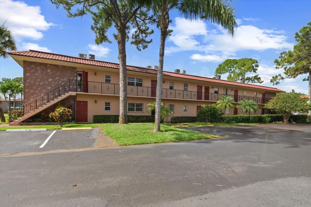 1953 SW Palm City Road 27-I, sold in King Mountain Condo (Aka Monterey Yacht & Country, Stuart, FL