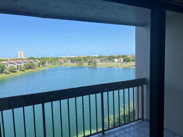 10290 NW 9th St Circle 512, sold in Indian Lk Village, Miami, FL