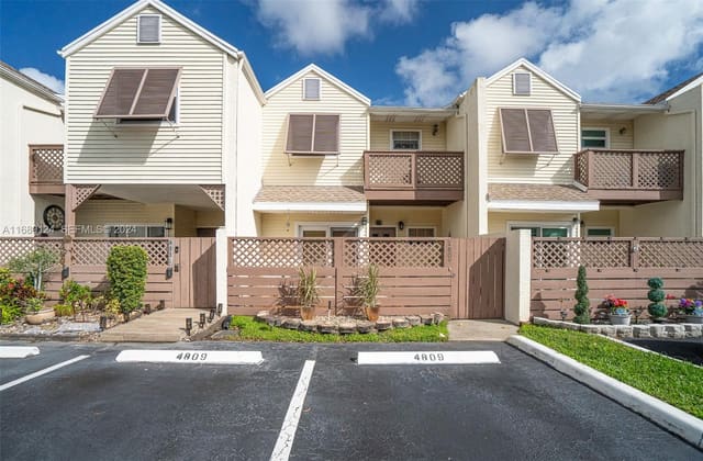 4809 S Hemingway Circle 81, sold in Woodlake Shores, Margate, FL