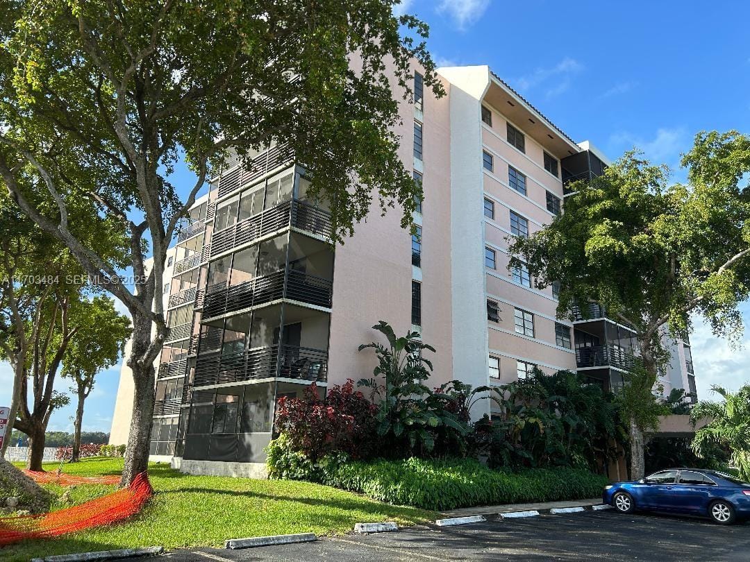 20840 San Simeon Way 402, Miami, FL 33179