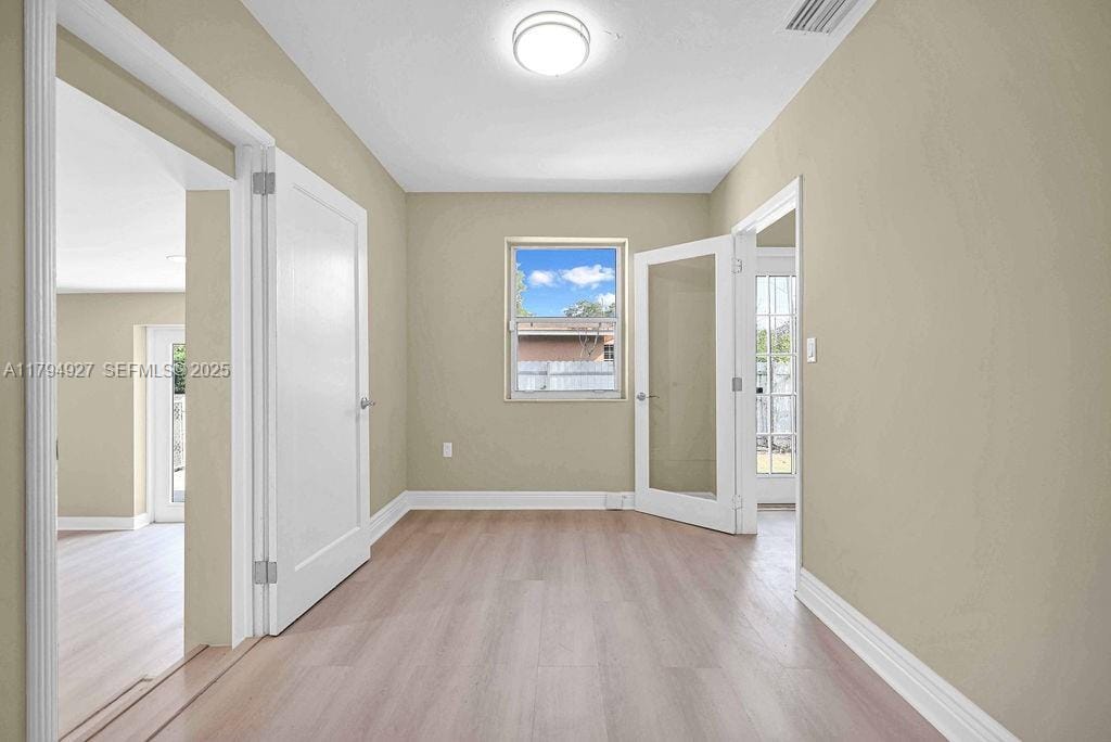 12135 NE 10th Avenue — photo 9