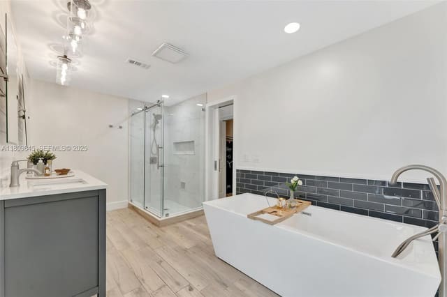 651 E Lake Dasha Drive, sold in Jacaranda Area 12, Plantation, FL