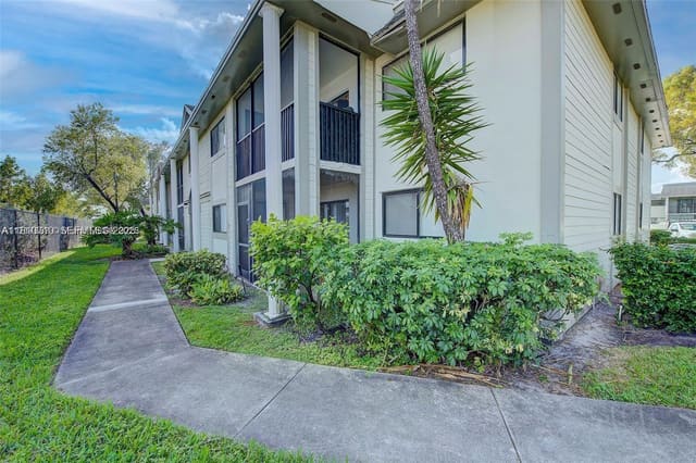 20760 NE 4th Court 201, sold in Carmel Lakes Condo No 3, Miami, FL