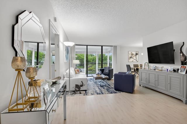 6815 Willow Wood Drive 4022, Boca Raton, FL 33434