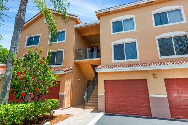 400 Scotia Drive 303, sold in Hypoluxos Mariners Cay, Hypoluxo, FL