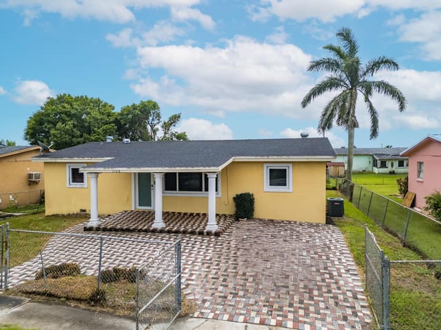 1528 Singletary Avenue, Pahokee, FL 33476