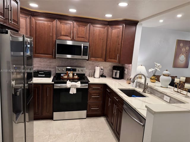 7100 NW 17th Street 404, Plantation, FL 33313