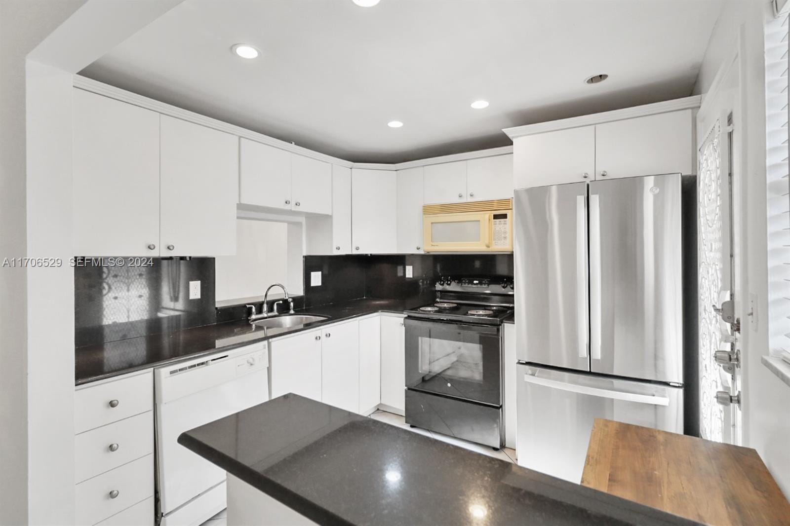 421 NE 14th Avenue 203, Hallandale Beach, FL 33009 photo 4