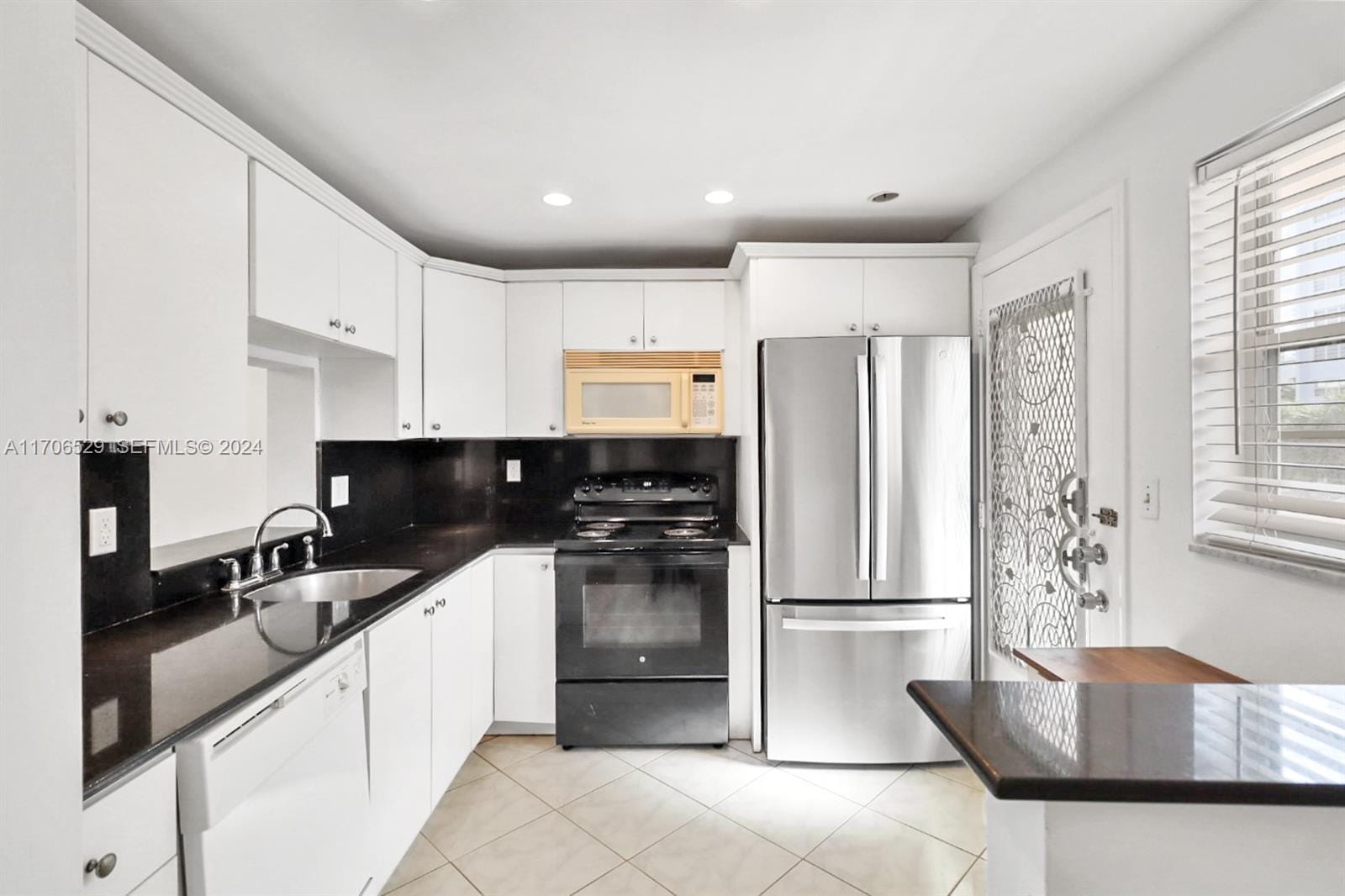 421 NE 14th Avenue 203, Hallandale Beach, FL 33009 photo 5
