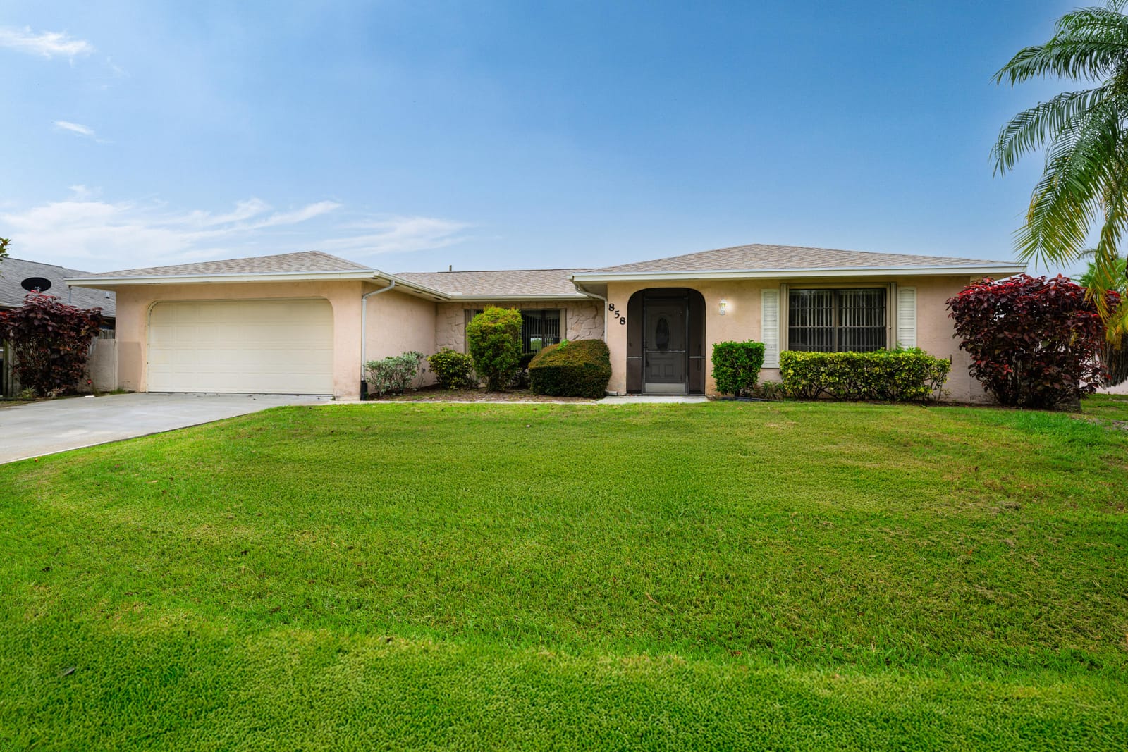 858 SE Roulette Lane, Port St. Lucie, FL 34983