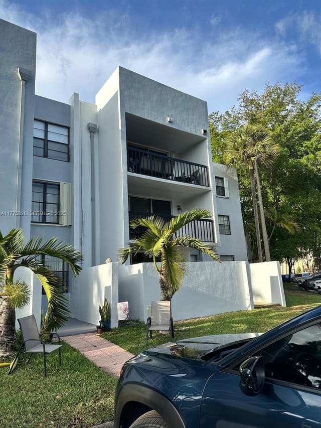 10825 SW 112th Avenue 218, sold in Gardens Of Kendall So Con, Miami, FL
