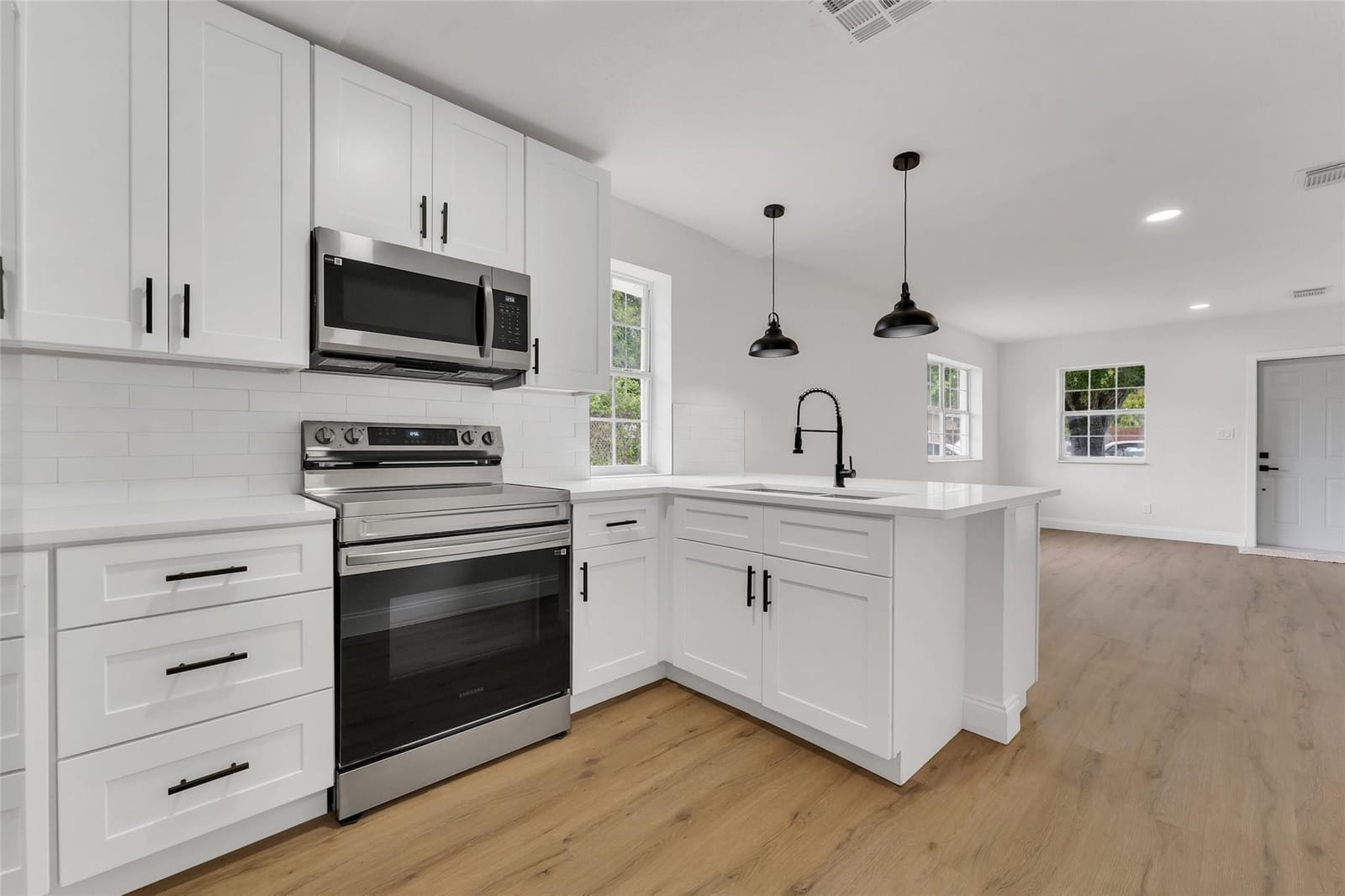 621 Latona Avenue — photo 7