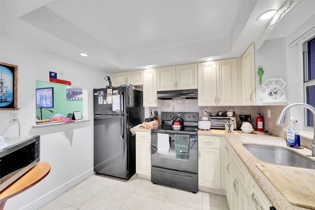 9401 Sunrise Lakes Boulevard 111, Sunrise, FL 33322