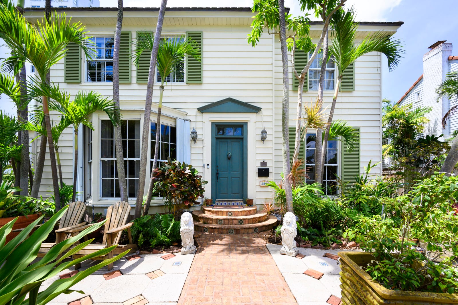 284 Queens Court, West Palm Beach, FL 33401