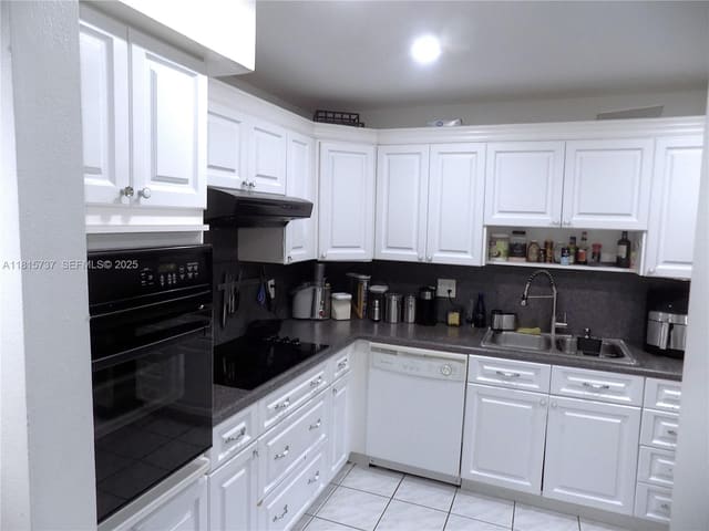 227 Lakeview Drive 106, Weston, FL 33326