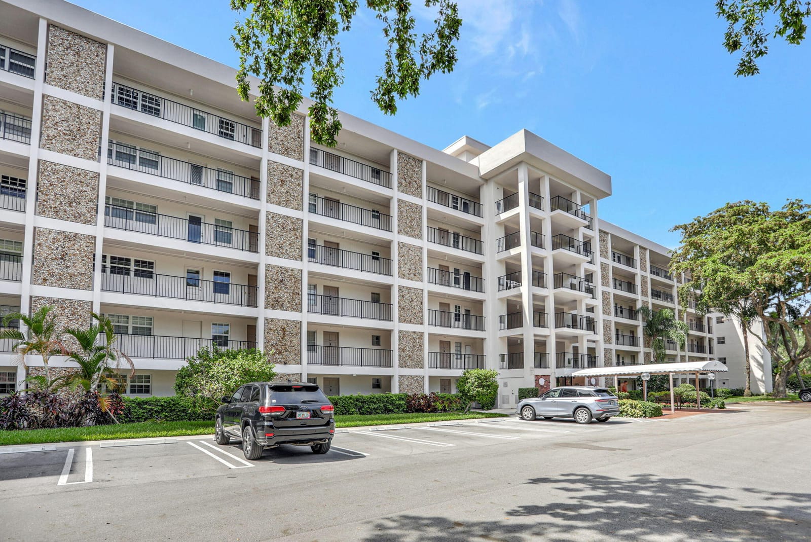 2751 N Palm Aire Drive 304 — photo 2
