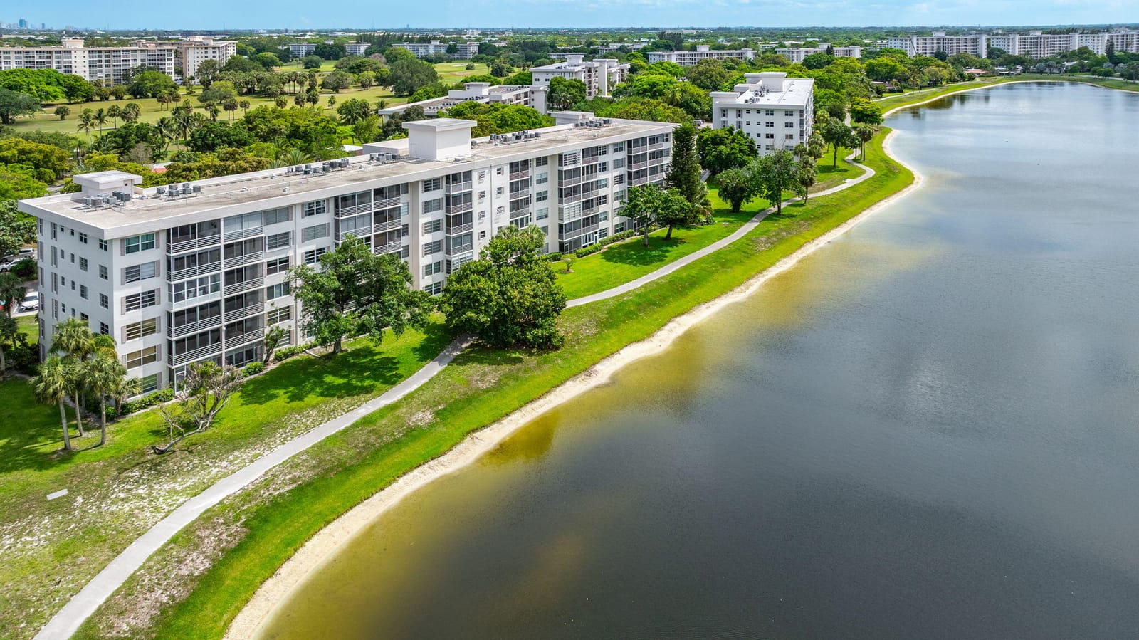 2751 N Palm Aire Drive 304 — photo 11