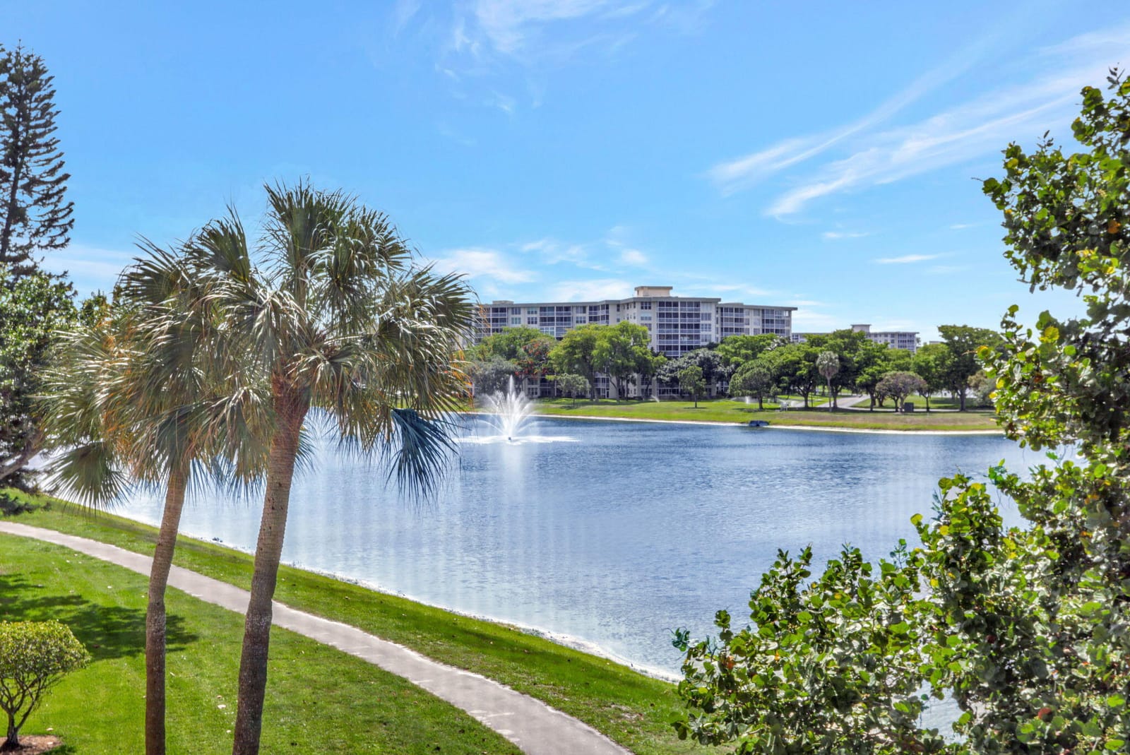 2751 N Palm Aire Drive 304 — photo 3