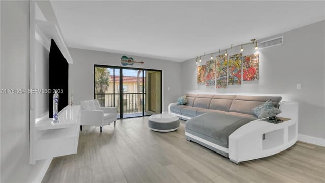 327 Lakeview Drive 203, Weston, FL 33326