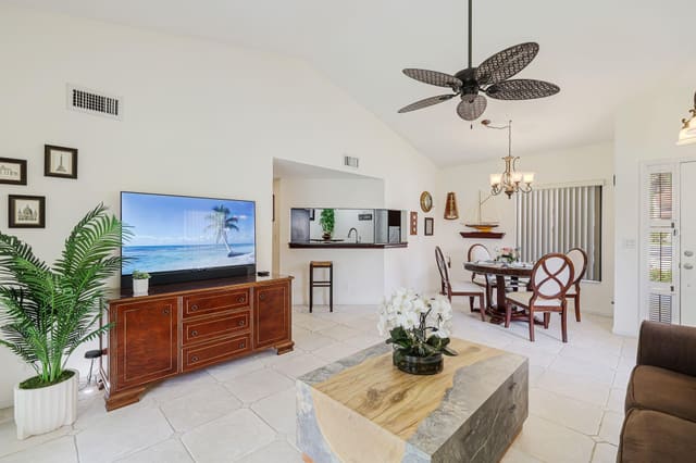 8 Via De Casas Sur 101, sold in Dos Lagos, Boynton Beach, FL