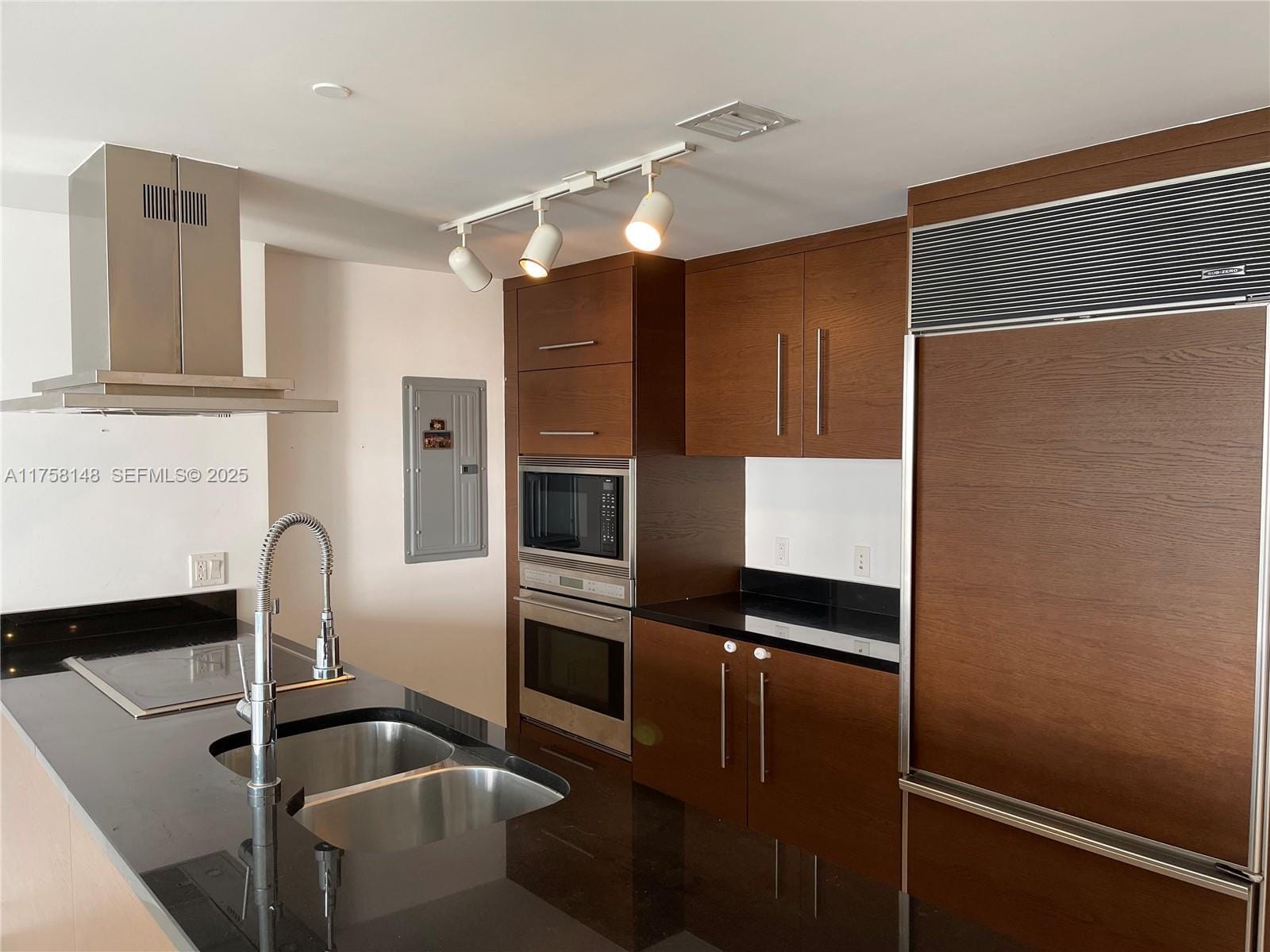465 Brickell Avenue 819 — photo 11