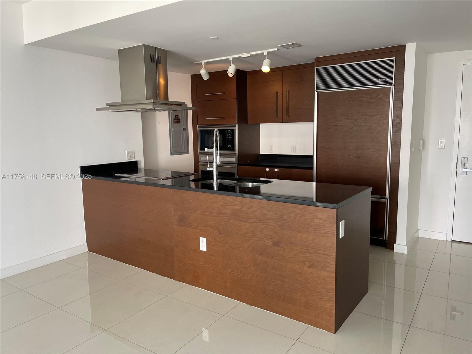 465 Brickell Avenue 819 — photo 10
