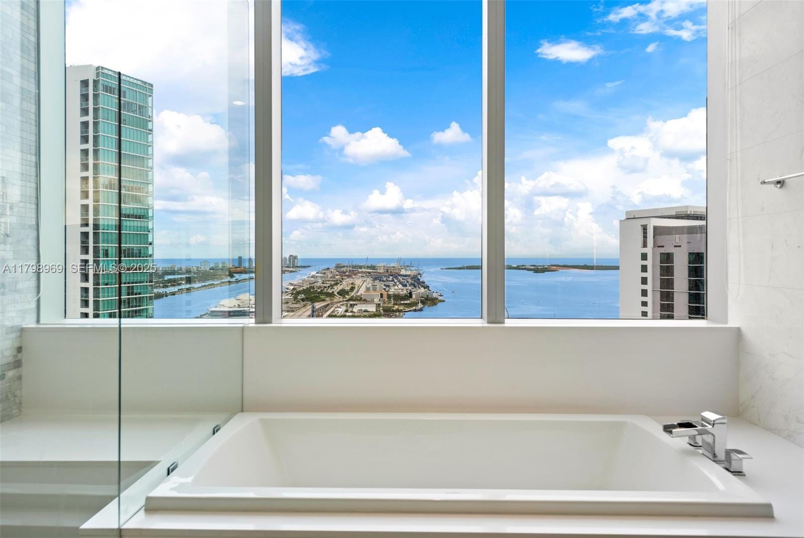 851 NE 1st Avenue 4011, Miami, FL 33132 photo 17