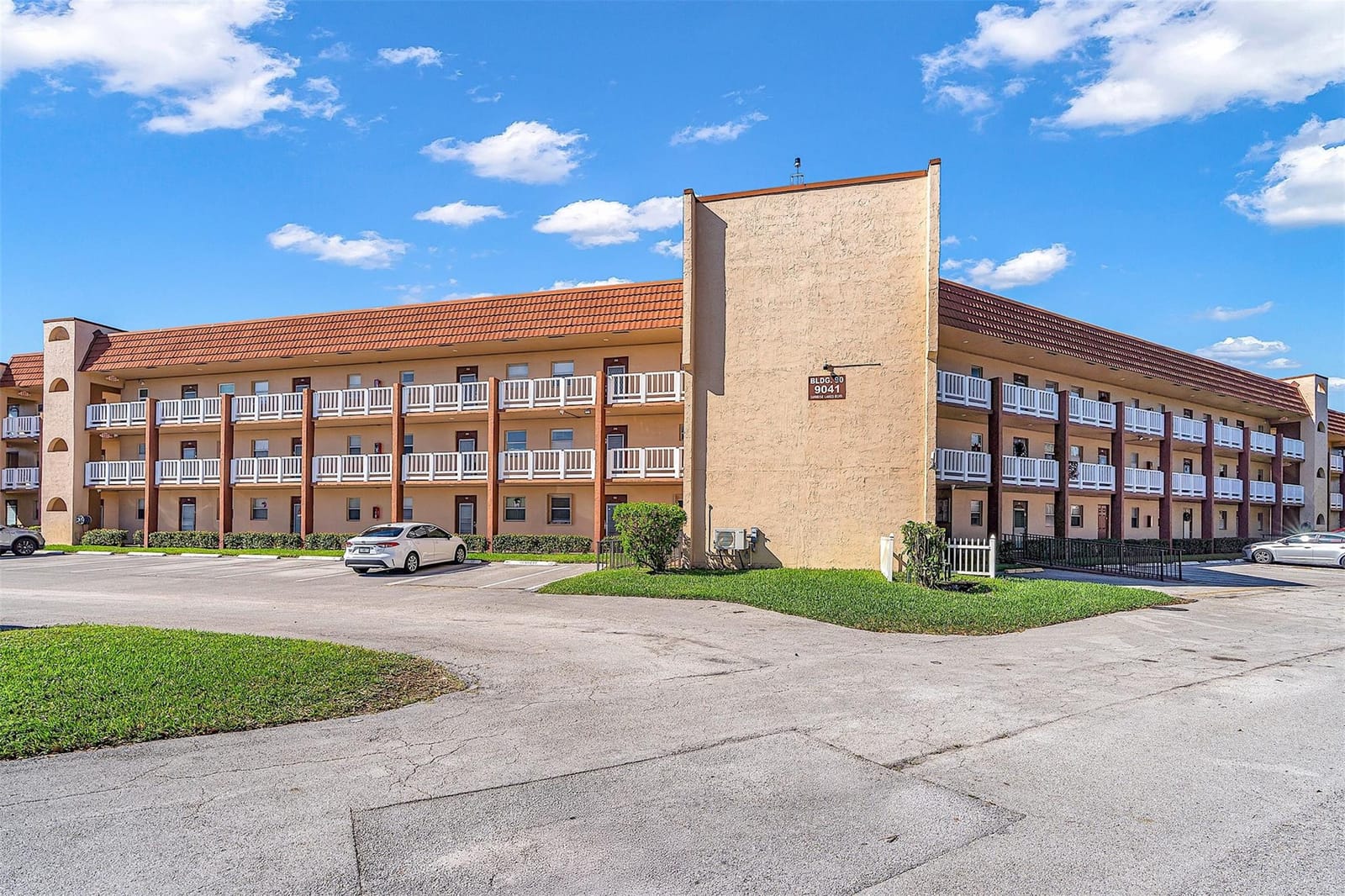 9041 Sunrise Lakes Boulevard 211, Sunrise, FL 33322