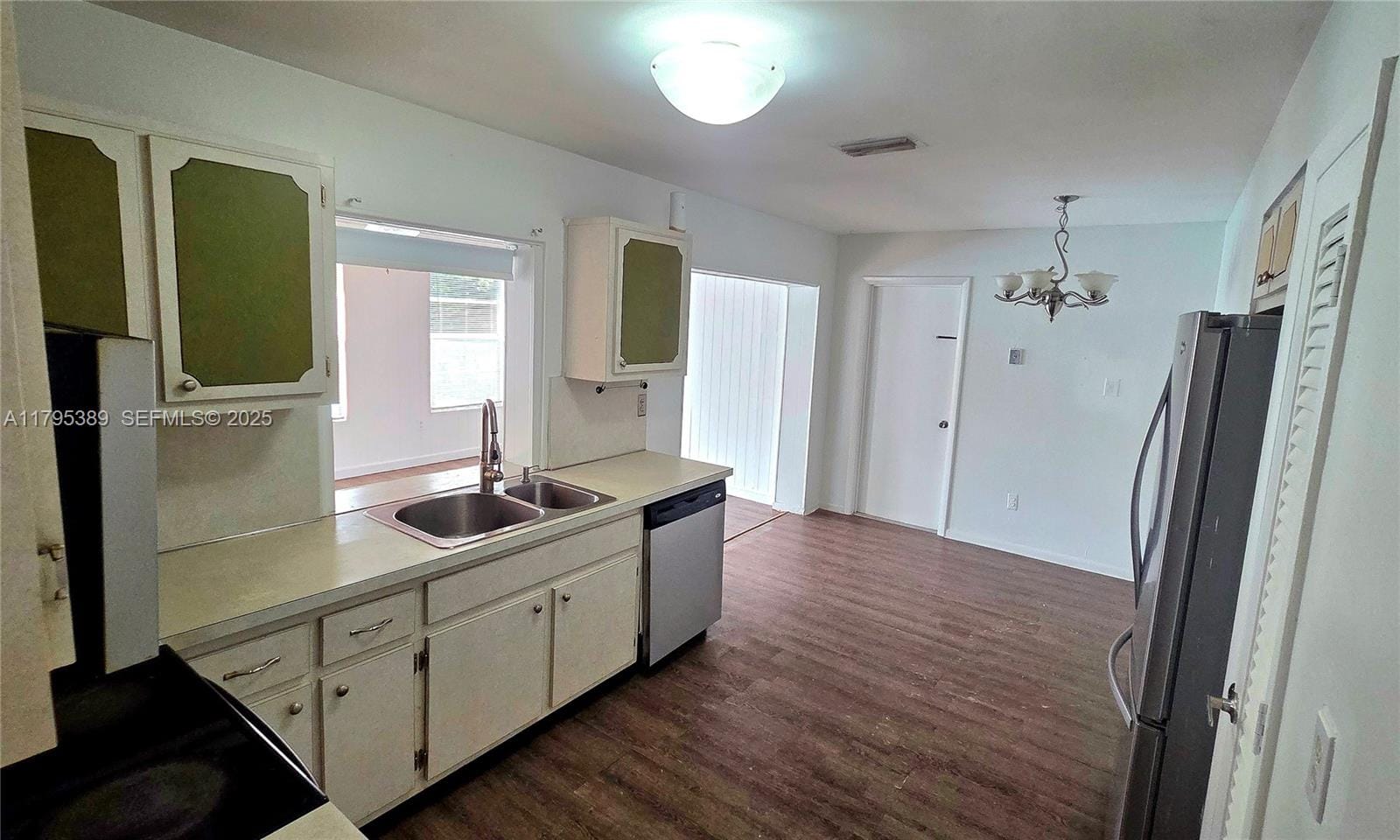 14020 Alamanda Avenue — photo 11