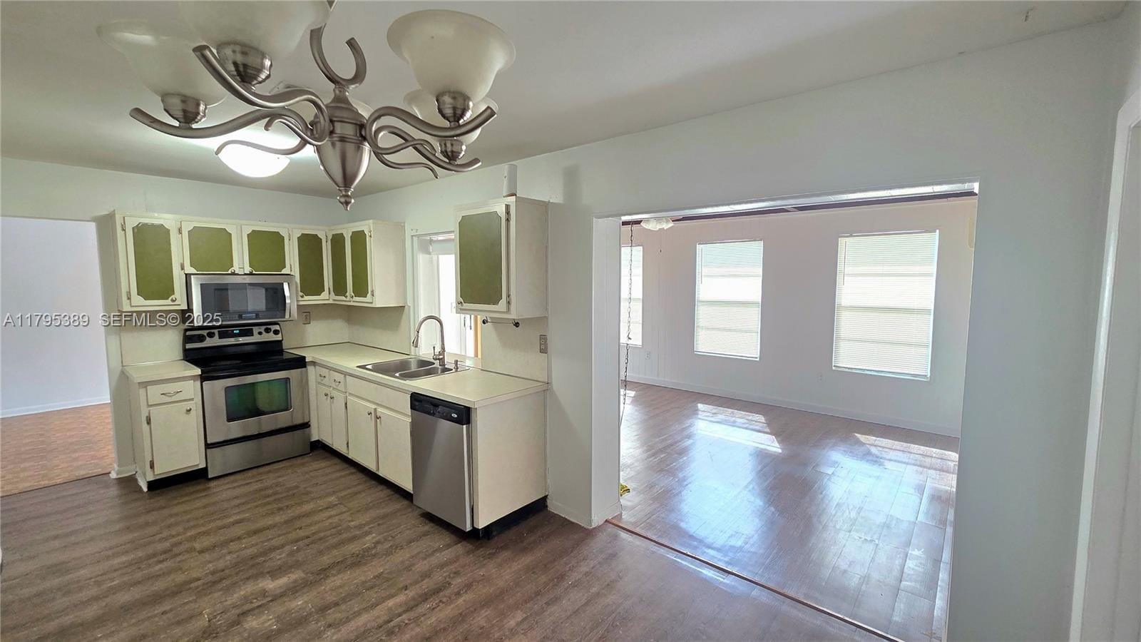 14020 Alamanda Avenue — photo 12
