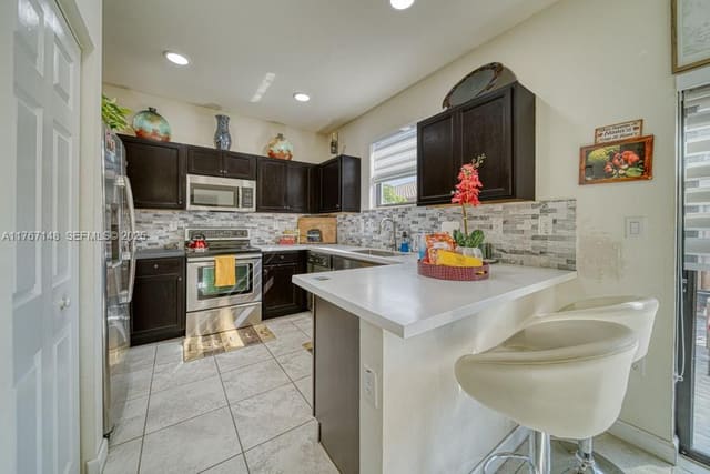 121 SE 34th Terrace 121, sold in Baywinds Of Dominica And, Homestead, FL