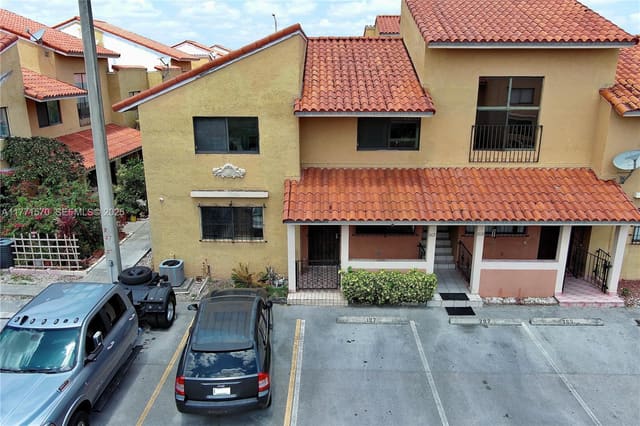 2735 W 60th Place 107, Hialeah, FL 33016