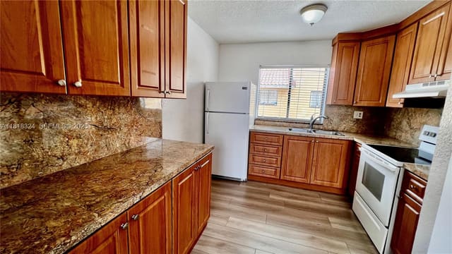 2760 W 61st Place 202, Hialeah, FL 33016