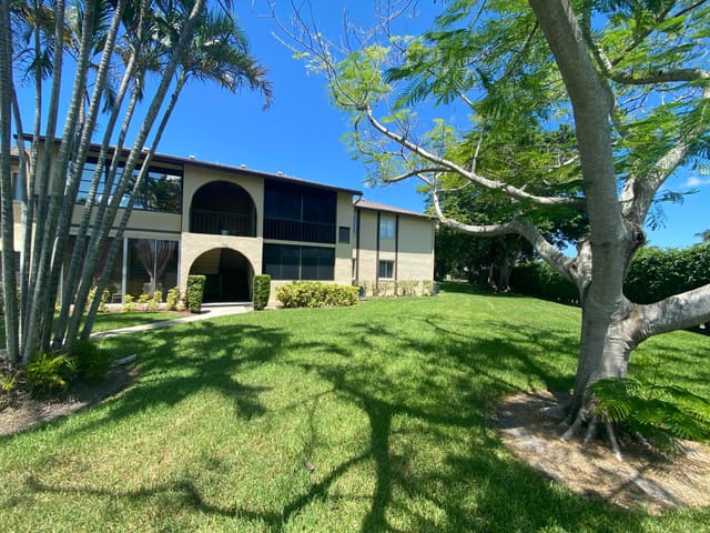 302 Pine Ridge Circle D-1, Greenacres, FL 33463