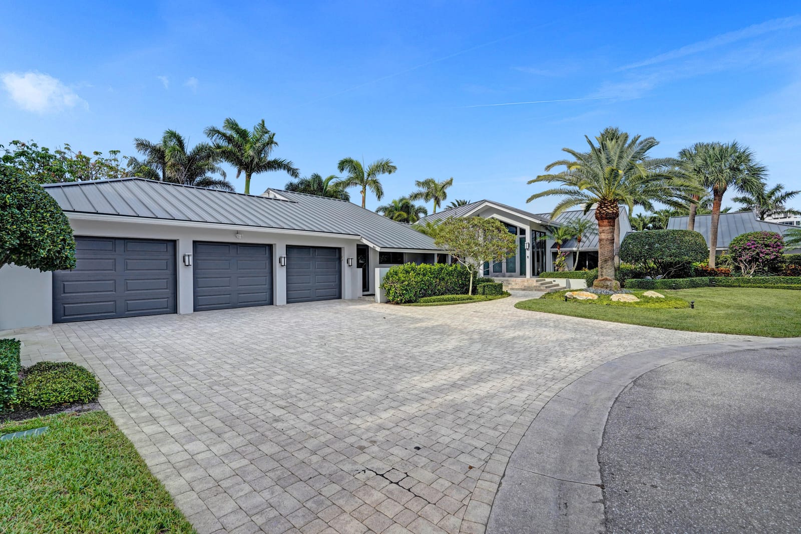 961 Iris Drive — photo 2
