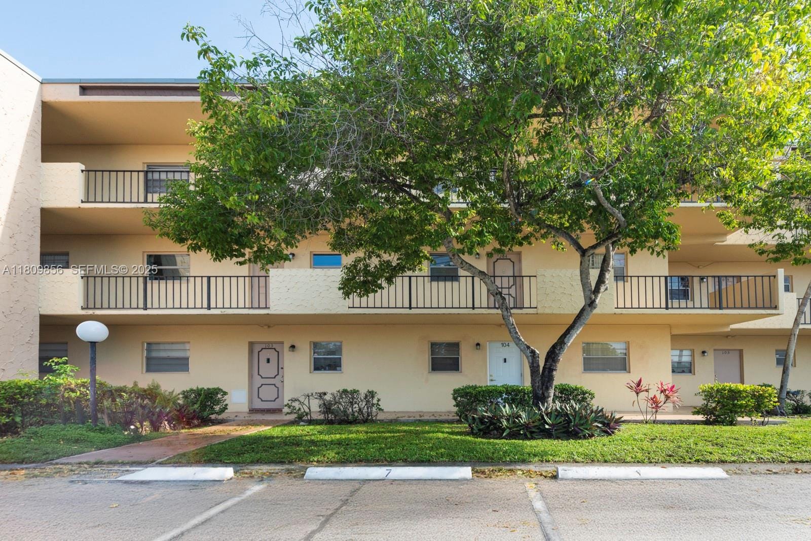 301 Cambridge Road 203, Hollywood, FL 33024