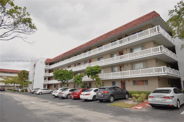 3571 Inverrary Drive 401, Lauderhill, FL 33319