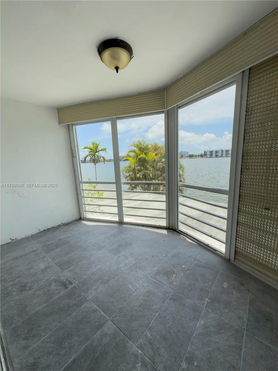 1100 NE 191st Street 25E, Miami, FL 33179 photo 2