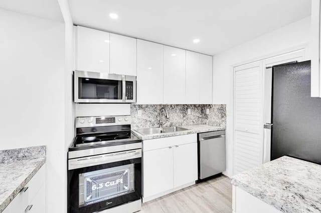 20730 NE 4th Place 201, sold in Carmel Lakes Condo No 3, Miami, FL