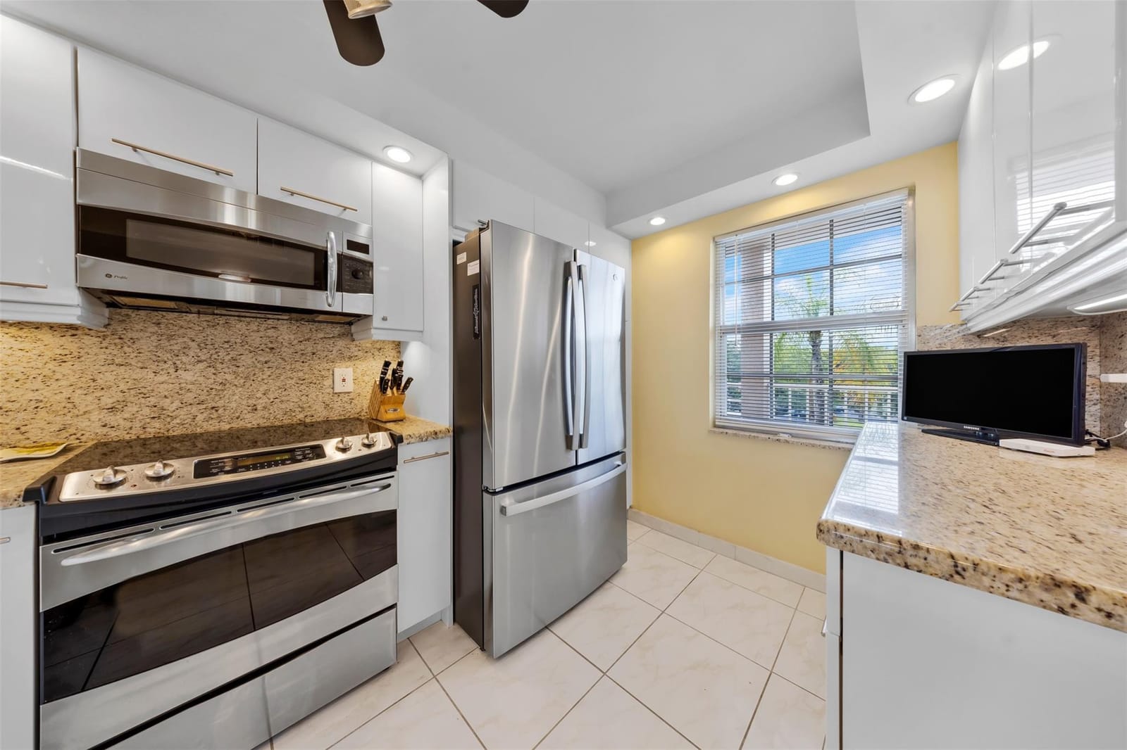 3900 Oaks Clubhouse Drive 405 — photo 3