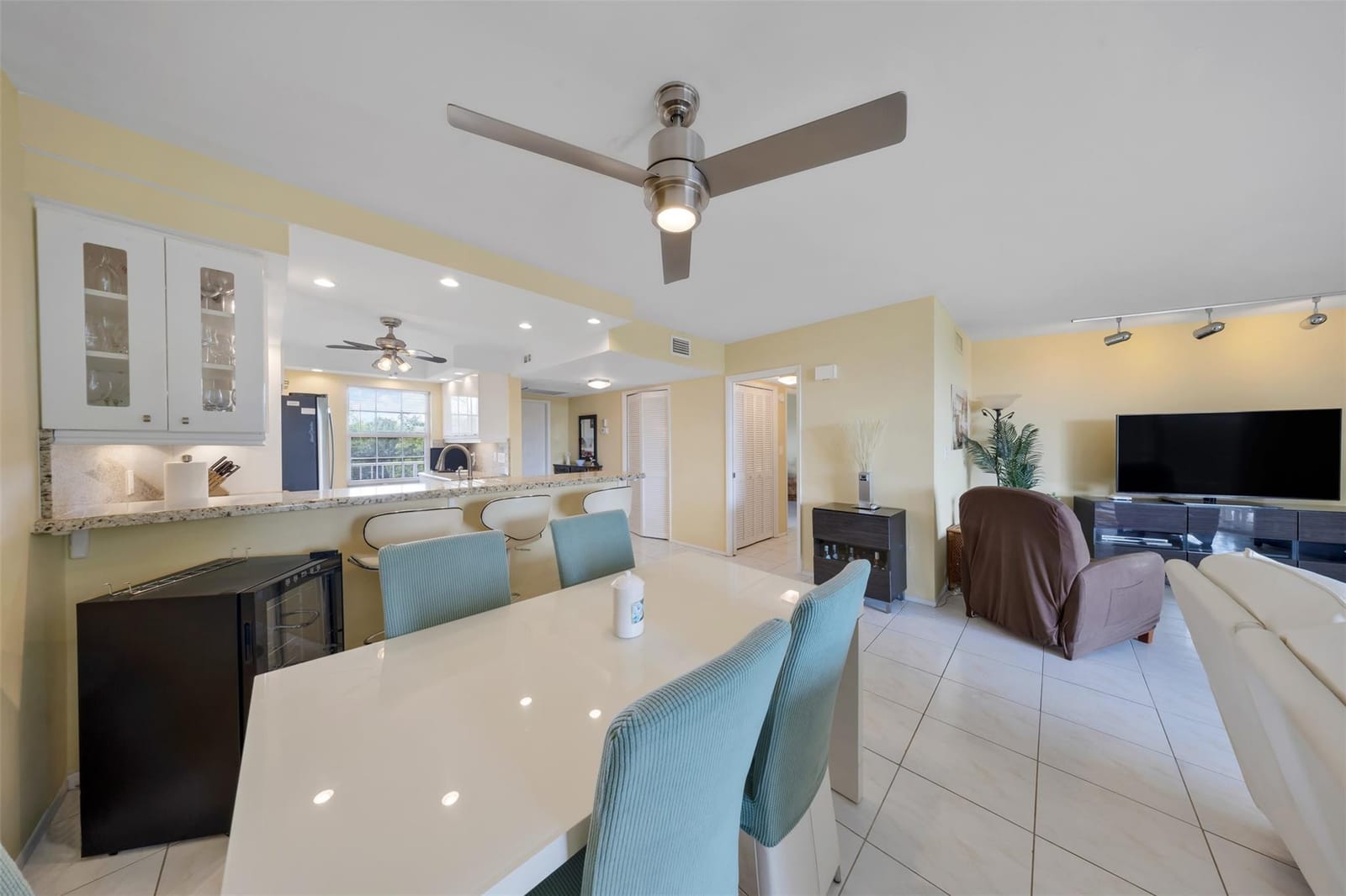 3900 Oaks Clubhouse Drive 405 — photo 6