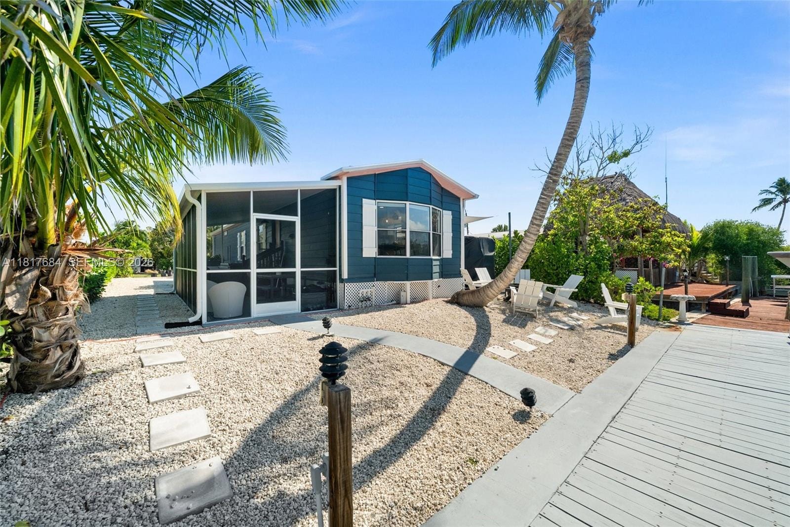 648 E Palm Drive — photo 2