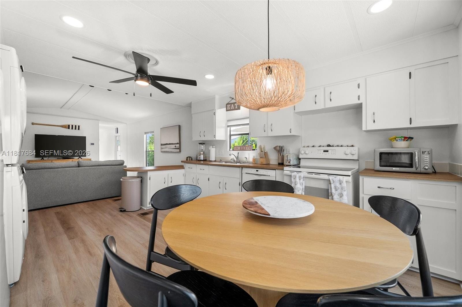 648 E Palm Drive — photo 9
