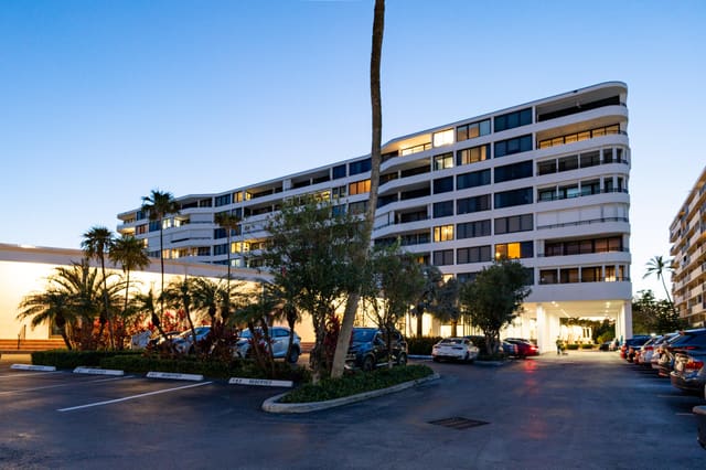 3589 S Ocean Boulevard 314, sold in Mayfair House Condo, South Palm Beach, FL