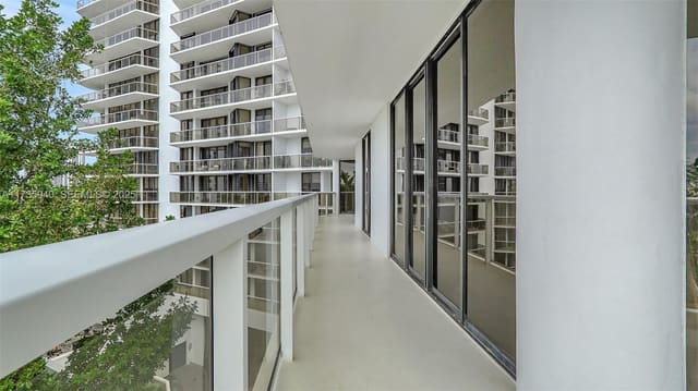 20281 E Country Club Drive 407, Aventura, FL 33180