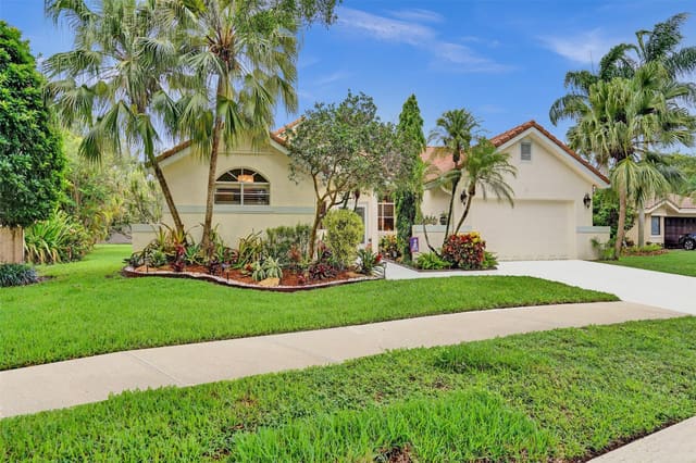 1990 Lakeshore Drive, sold in Country Isles Executive, Weston, FL