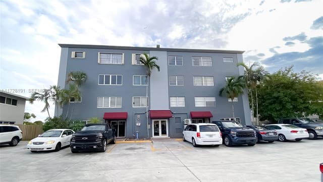 1060 Crystal Lake Drive 304, Deerfield Beach, FL 33064