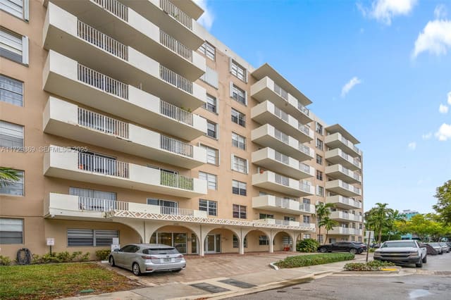 1455 N Treasure Drive 4D, North Bay Village, FL 33141