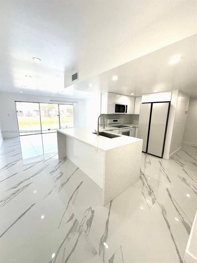 9375 Fontainebleau Boulevard L111, Miami, FL 33172