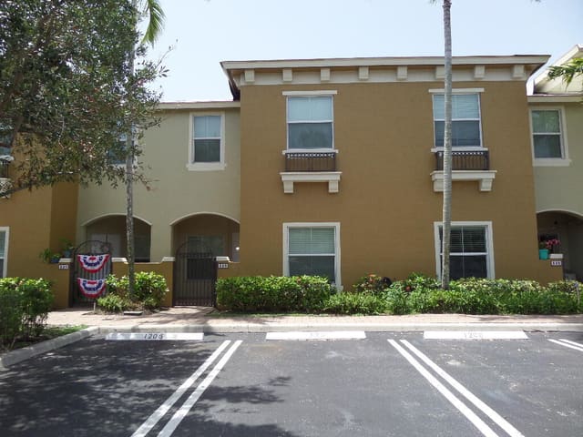328 Lake Monterey Circle, Boynton Beach, FL 33426